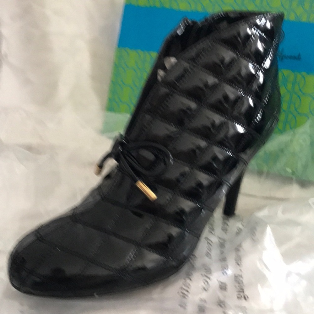 Ladies HotinHollywood Booties Black Patton quilted Slipon PeterPan style 8.5 NIB